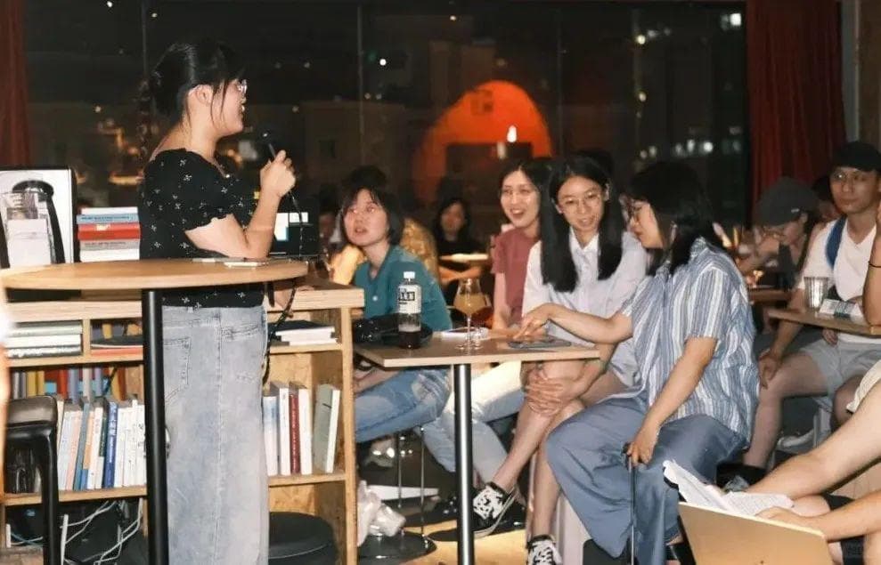 “学术酒吧”火了，年轻人为何在酒吧聊学术？