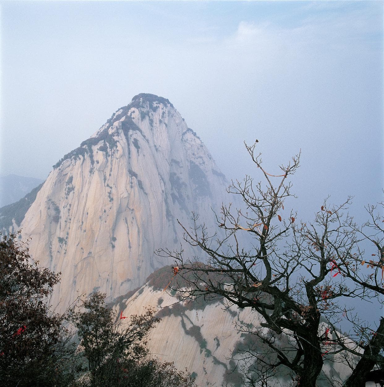 华山论剑：陕西华山的险峻与武侠传说