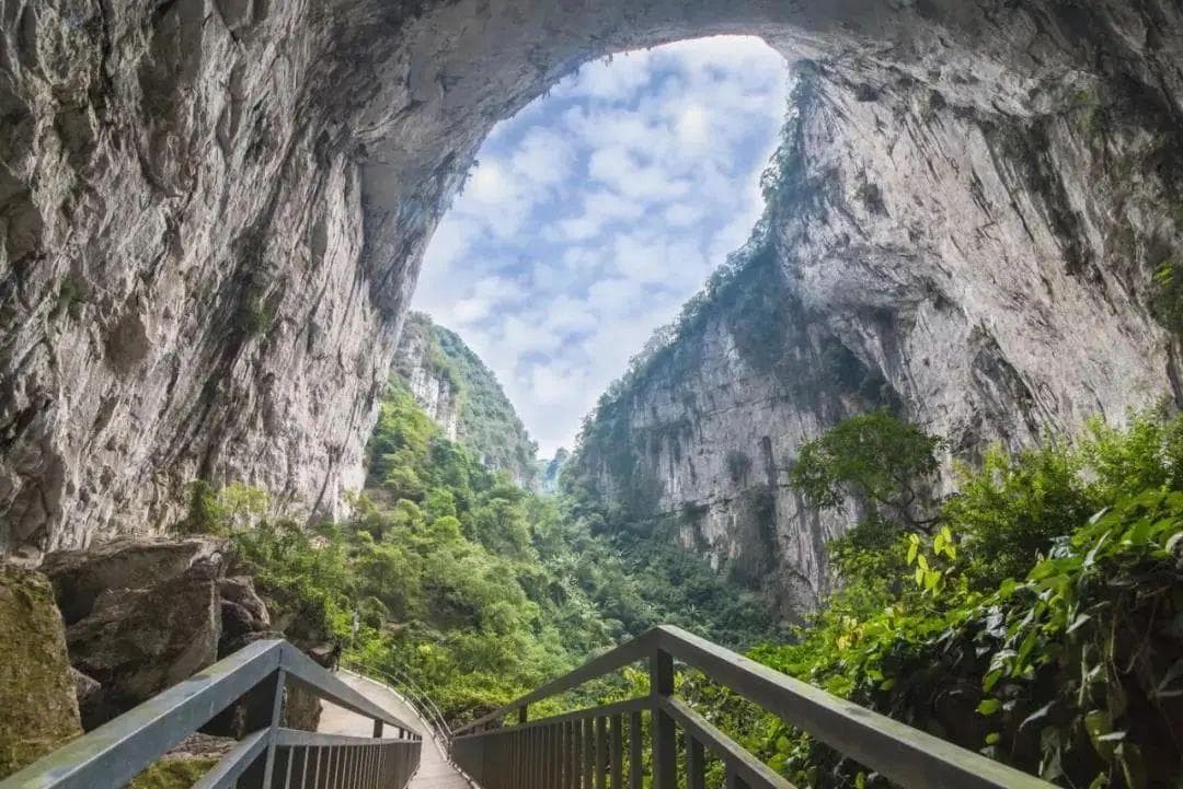 格凸河镇：穴居部落里的攀岩胜地与四季果园