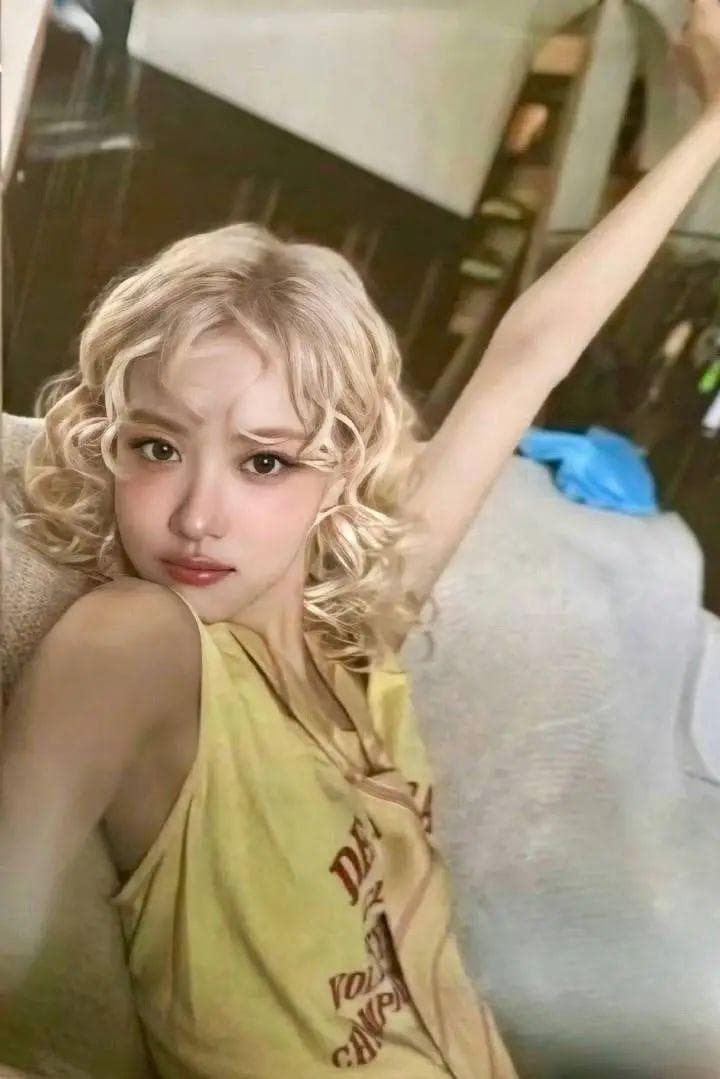 是BLACKPINK的ROSÉ，也是创作歌手朴彩英！