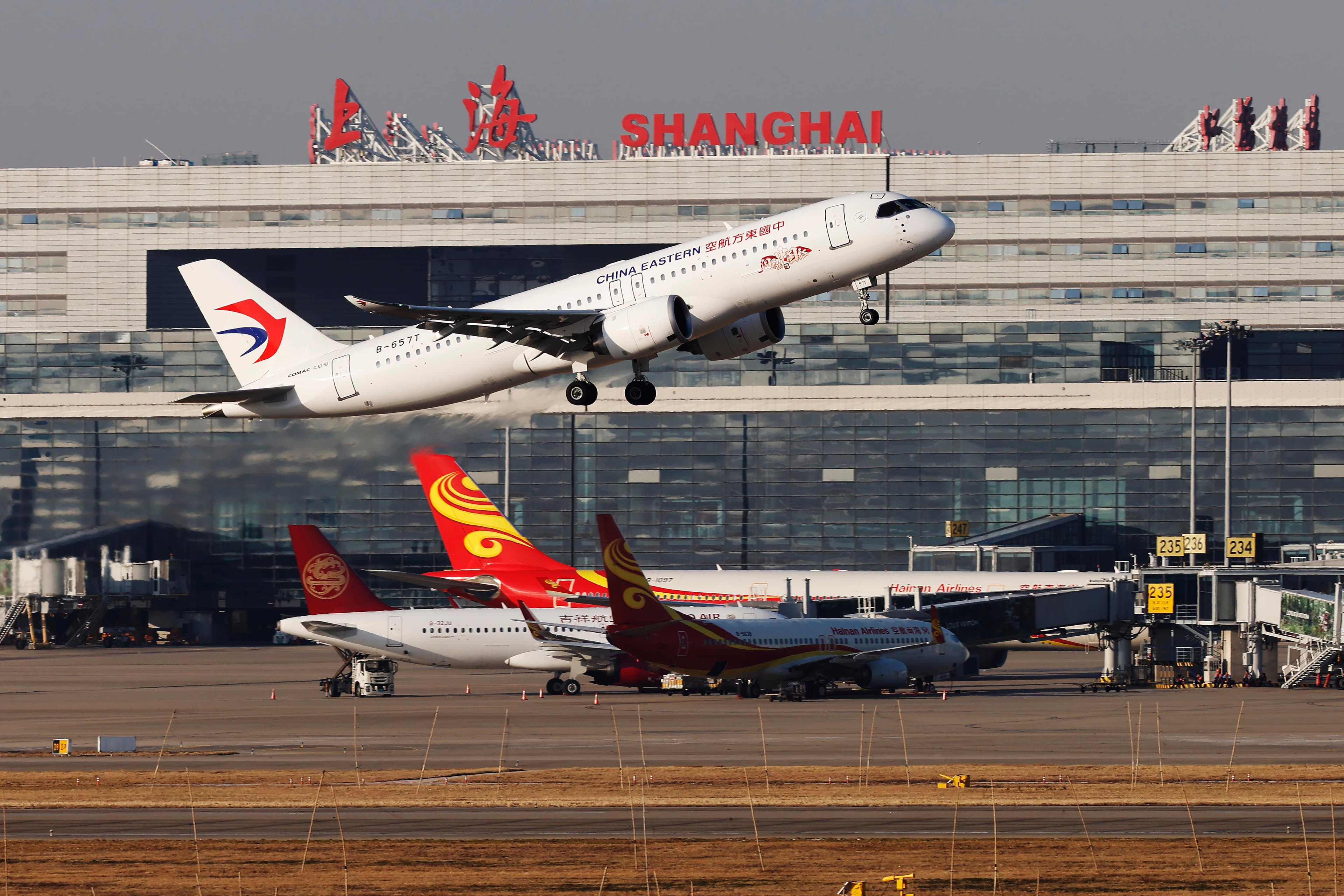 东航C919机队规模增至10架、首次开通出入境航班，国产大飞机能否走向盈利？