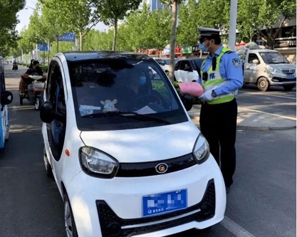"老头乐"冲卡上高速逆行酿车祸，安全意识需警钟长鸣