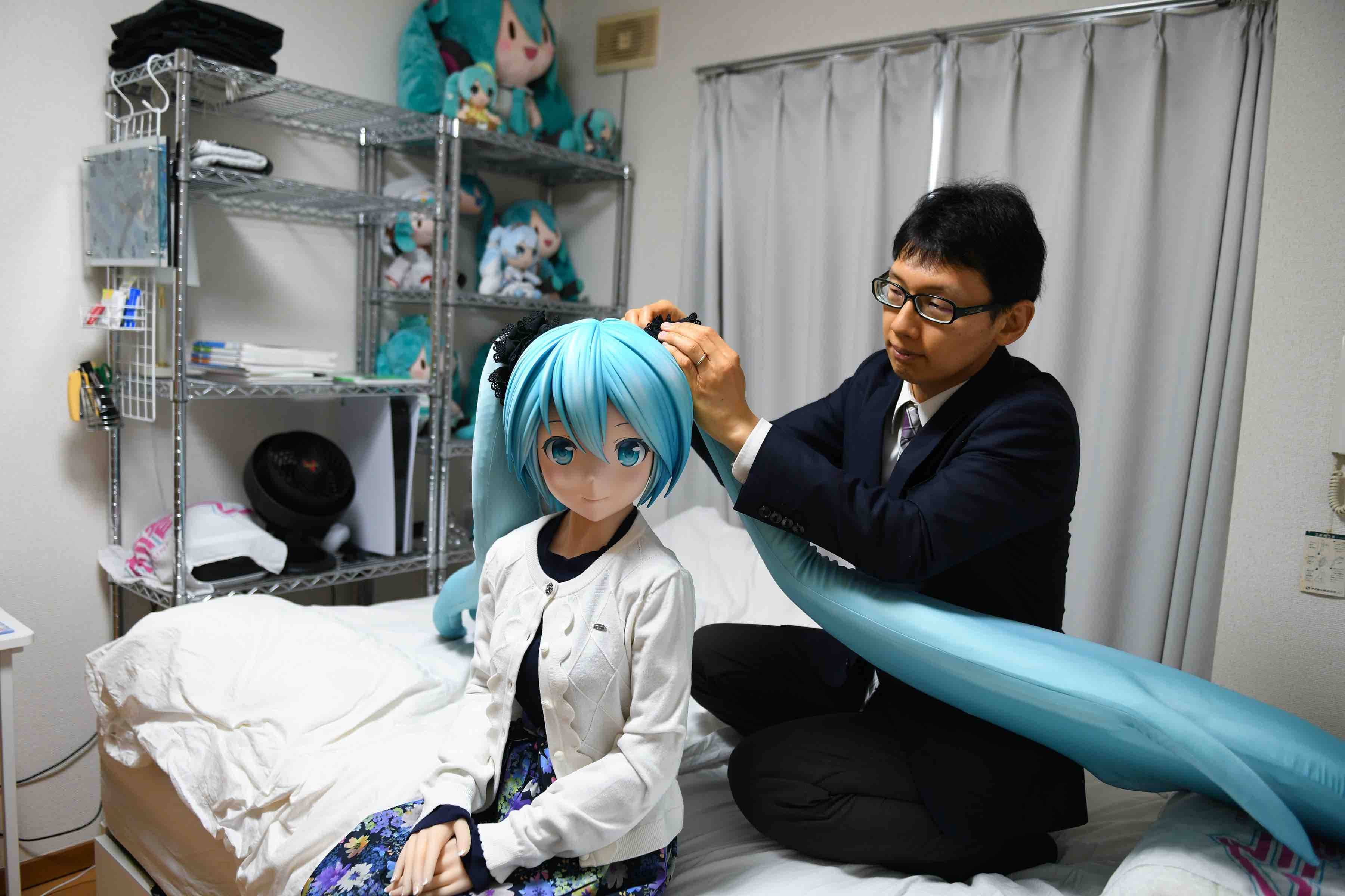 在日本，这个男人宣布迎娶了初音未来