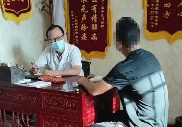 揭秘手抖之谜：特发性震颤的成因与应对策略