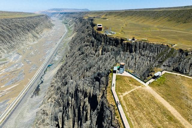 新疆克拉玛依独山子大峡谷：亿年地质奇观，户外探险者的天堂