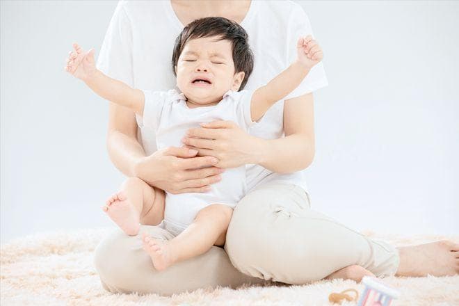 心理学：孩子离开妈不哭闹，并非好事，背后隐藏着母婴关系危机！