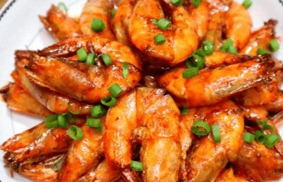 油焖大虾，是一道非常美味的菜品，它不仅口感鲜美，而且营养丰富