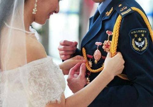 军人着军装求婚或跪拜父母，合适吗？