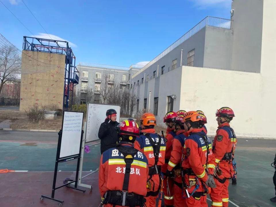 石景山消防开展绳索救援技术专项培训 全力提升应急救援能力