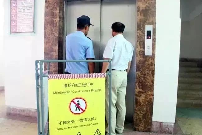 为什么医院的电梯门都是往一侧开启？