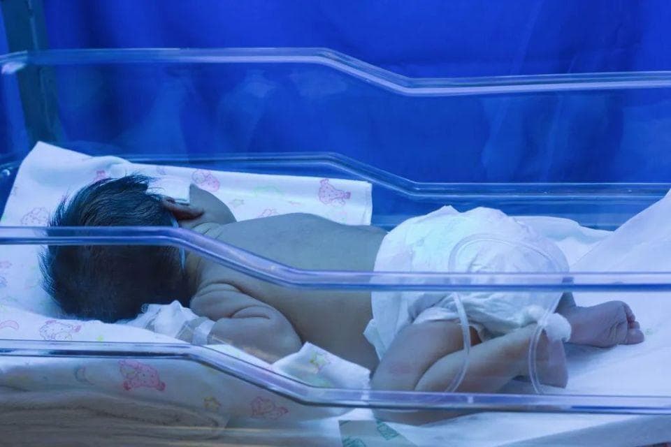 新生儿在医院照蓝光时死亡，专家呼吁规范治疗