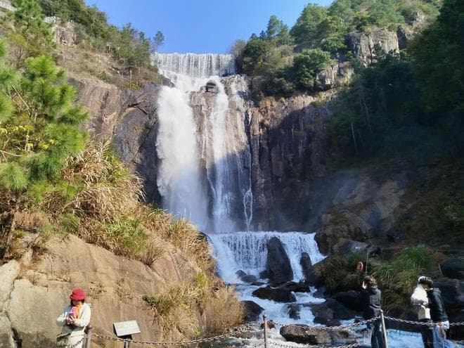 探秘天台山大瀑布：中华第一高瀑的壮丽之旅