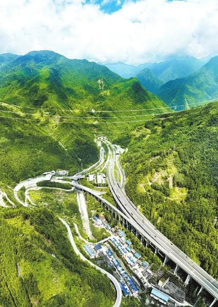 川藏公路自驾集结地 “超级IP”从这里出发