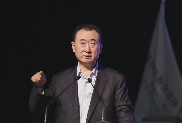 身价重回1400亿，王健林为什么还在“疯狂甩卖”