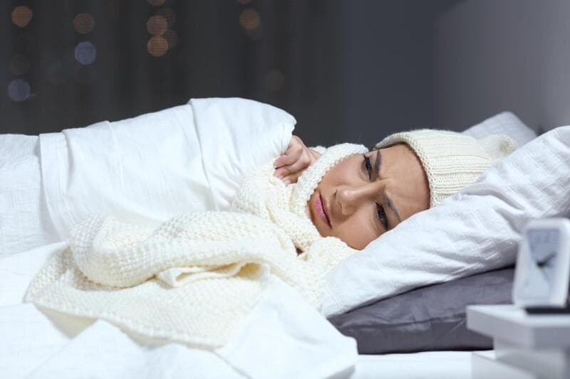 冬天睡觉该不该开暖气？专家解析最佳睡眠温度与健康影响