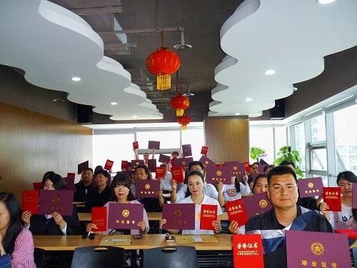 2025河南成人高考和自考毕业证哪个含金量高？