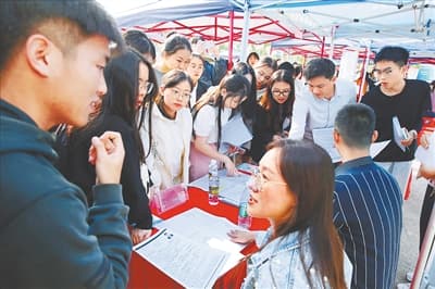 从"校园人"到"职场人"：第一份工作如何选？