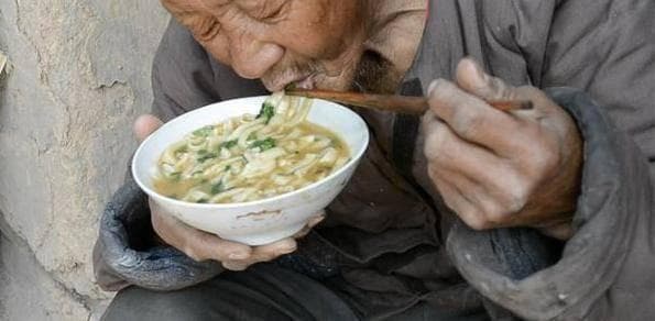“吃面多喝汤”：不只是节约，更是健康饮食的智慧