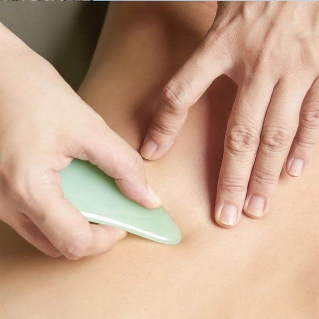 冬天想紓解感冒你也可以試試「刮痧」，？帶你了解「刮痧」部位、功效與刮法