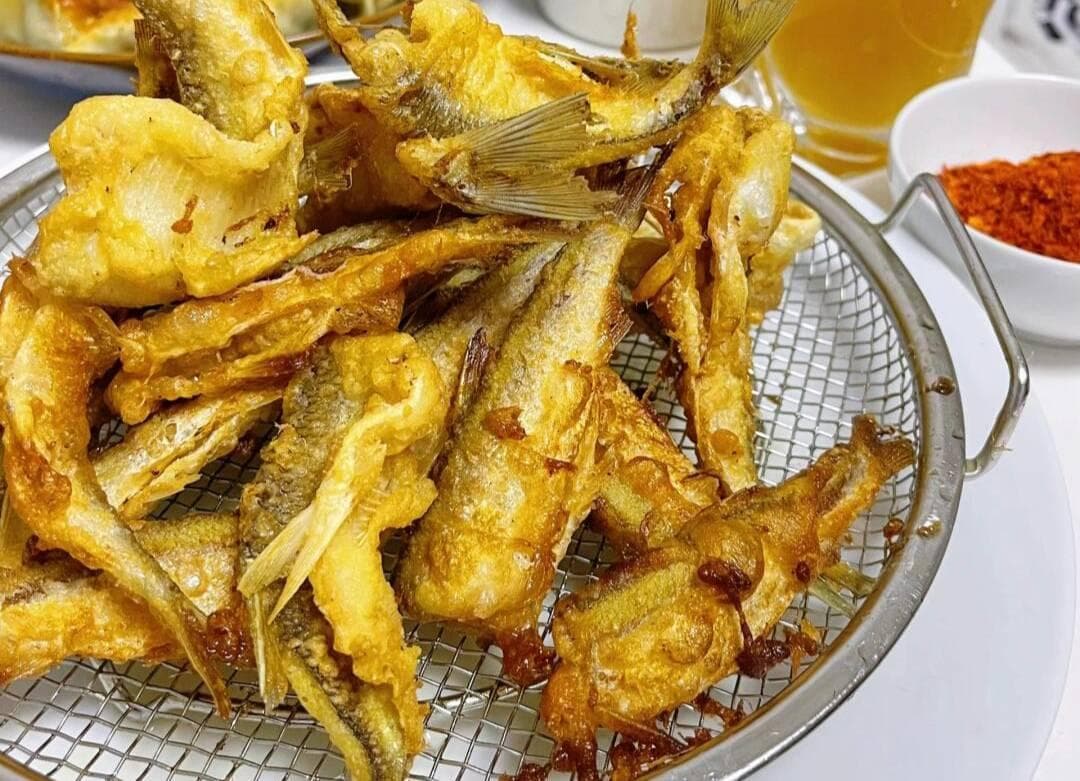 炸小鱼，只放面粉和鸡蛋是大错！教你一招，酥酥脆脆，鱼刺都能吃