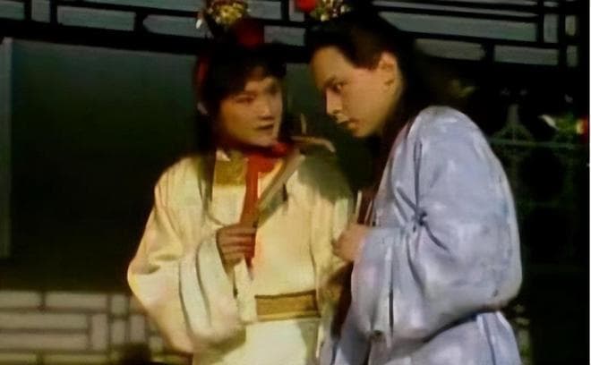 袭人与宝玉：从亲密到疏远的情感纠葛