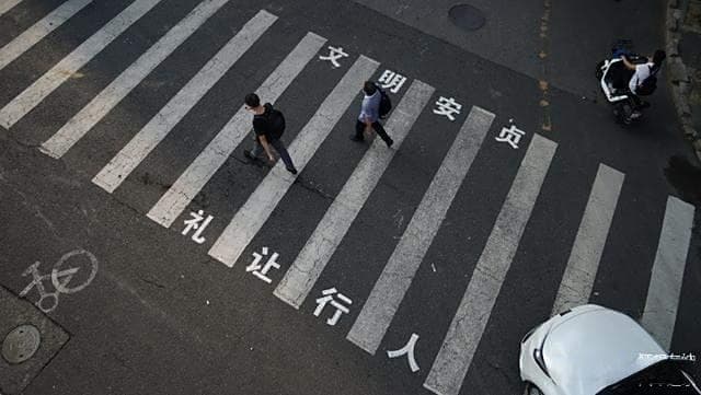 为什么人行道前机动车必须礼让行人？不仅仅是文明，更重要是法律