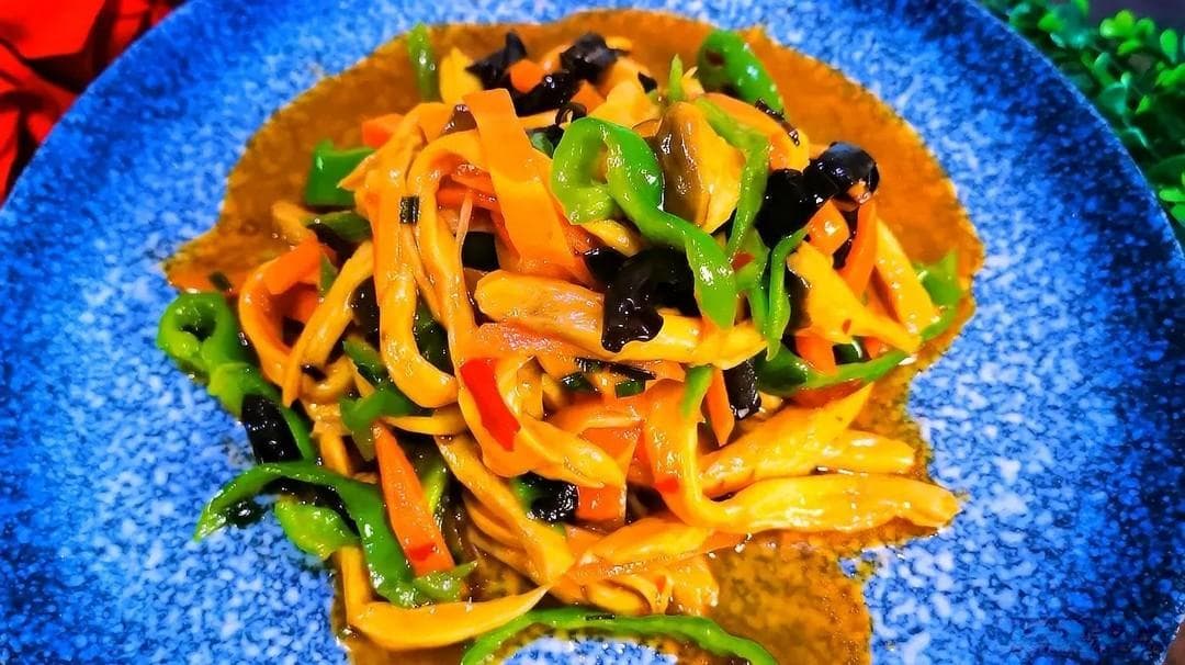 杏鲍菇鱼香肉丝：一道色香味俱全的川菜