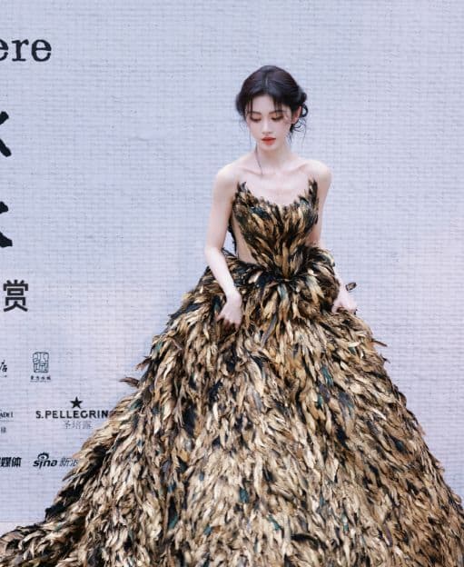 鞠婧祎成立个人工作室后首秀，红毯造型惊艳全场