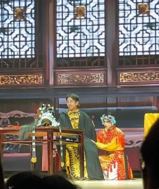 大学生用英语演绎《霸王别姬》话剧，程蝶衣扮演者：京剧唱词简洁，英语繁复，推敲很久