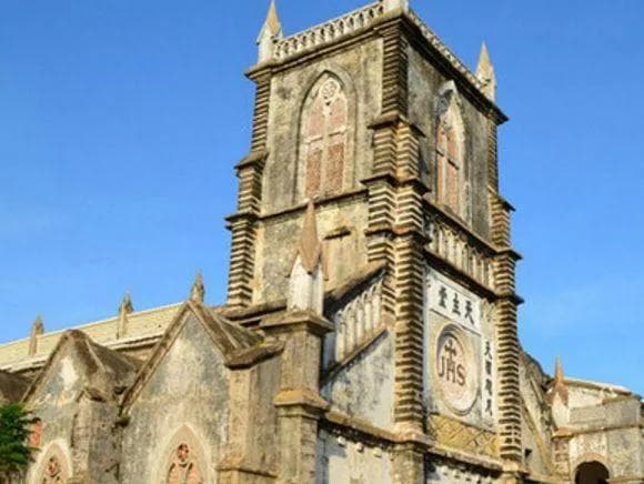 盛塘天主教堂：涠洲岛上的哥特式建筑瑰宝