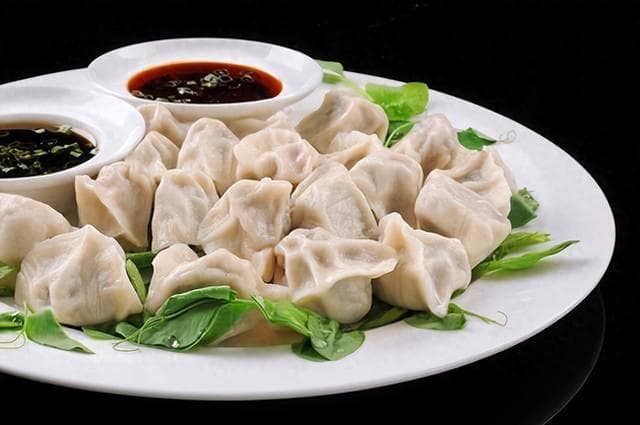 内行人调猪肉芹菜馅，把重点都放在芹菜上，为啥？看完长知识了！