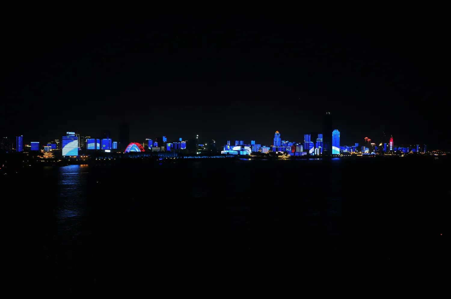 浮山湾灯光秀：青岛夜景打卡新地标