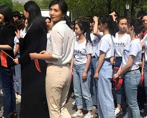 七位明星，既是演员又是大学老师，他们的学生占半个娱乐圈