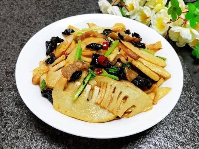 蚝油炒竹笋木耳蘑菇，色香味俱佳，诱人品尝