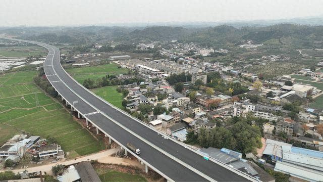 40公里“超级”高架一桥跨两市 为何非要修建“成绵第三高速”？