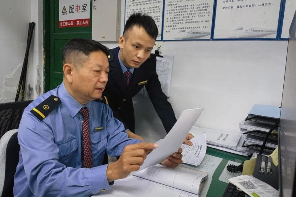 售票30年，他打开收藏夹里的四代火车票
