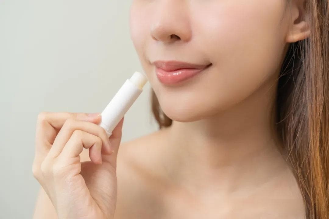 你每天吃掉多少“油”？揭秘润唇膏中隐藏的风险