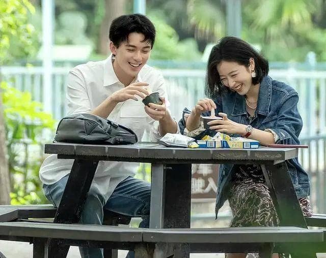 大学生"软饭"现象的背后：社会现象与心理分析