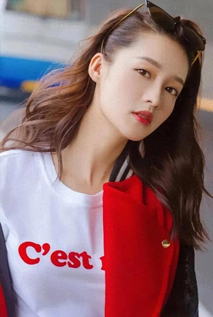 李沁演艺生涯的巨大转变，变形记增加了故事感和吸引力。