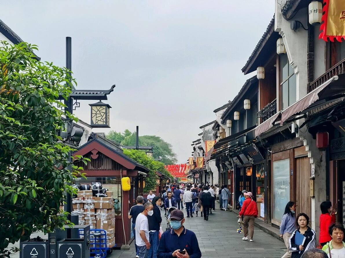 杭州十大美食街全攻略：从河坊街到百井坊巷，尽享地道杭帮美味