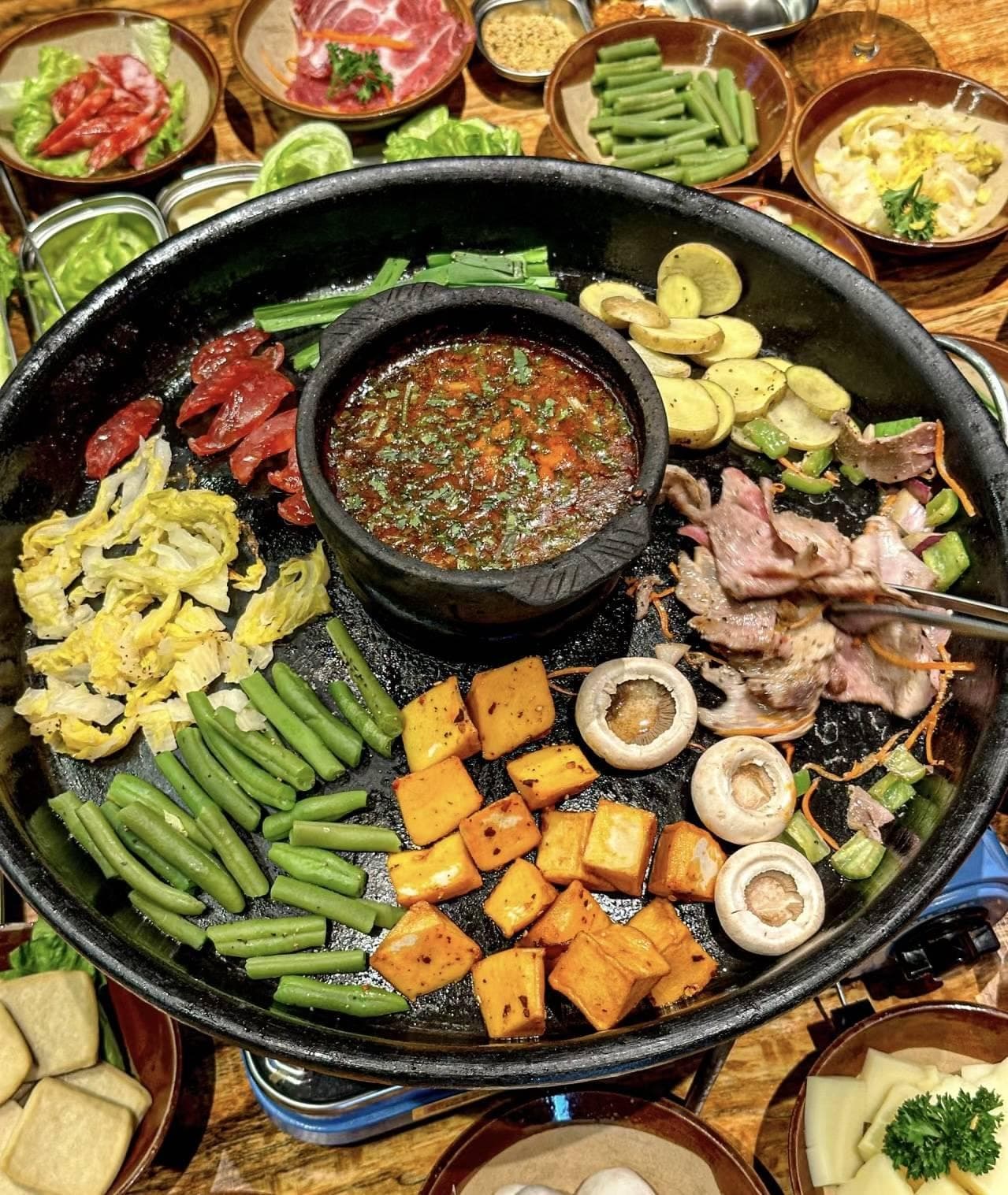 一道烙锅里的贵州：从食材到社交，300年美食的文化传承