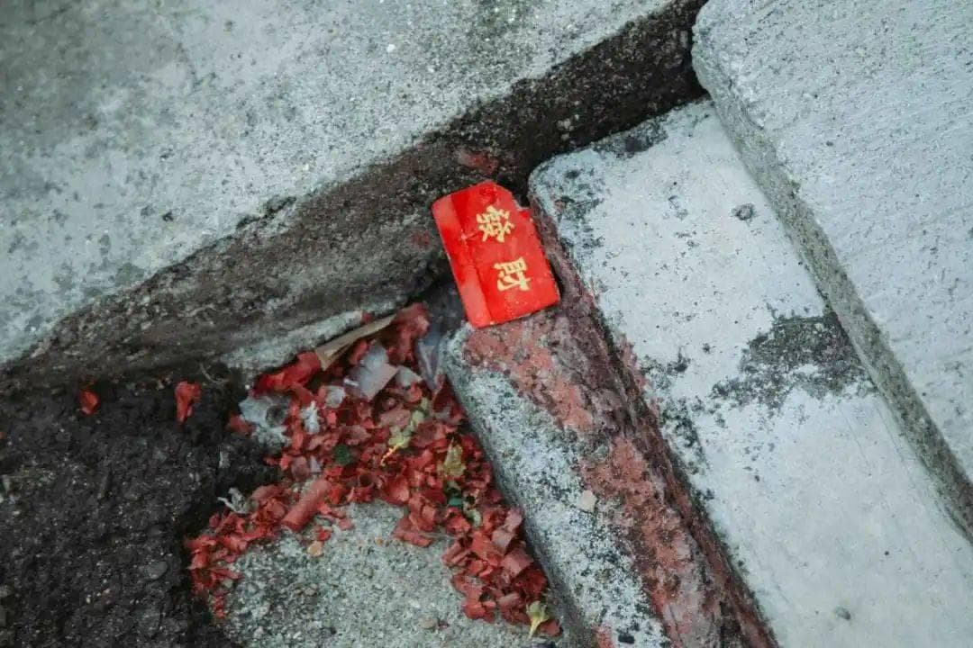 “儿子带着压岁钱，离家出走了？”