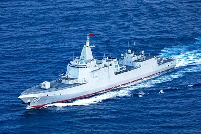中国055编队过巽他海峡：法国航母主动让路，这是一种“奇耻大辱”吗？
