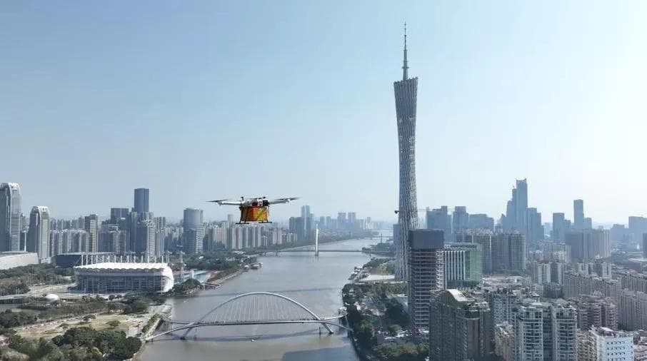 大湾区低空物流航线常态化商业运营“第一飞”成功亮相广州