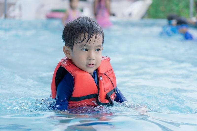 孩子想游泳，怕水怎么办？