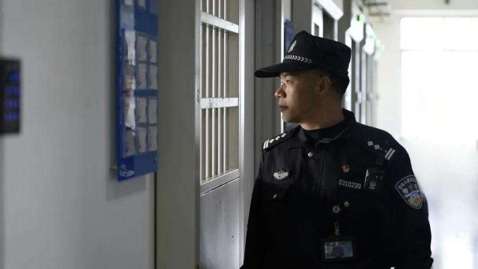 从“监门”到“校门”：看监狱警察的日常工作