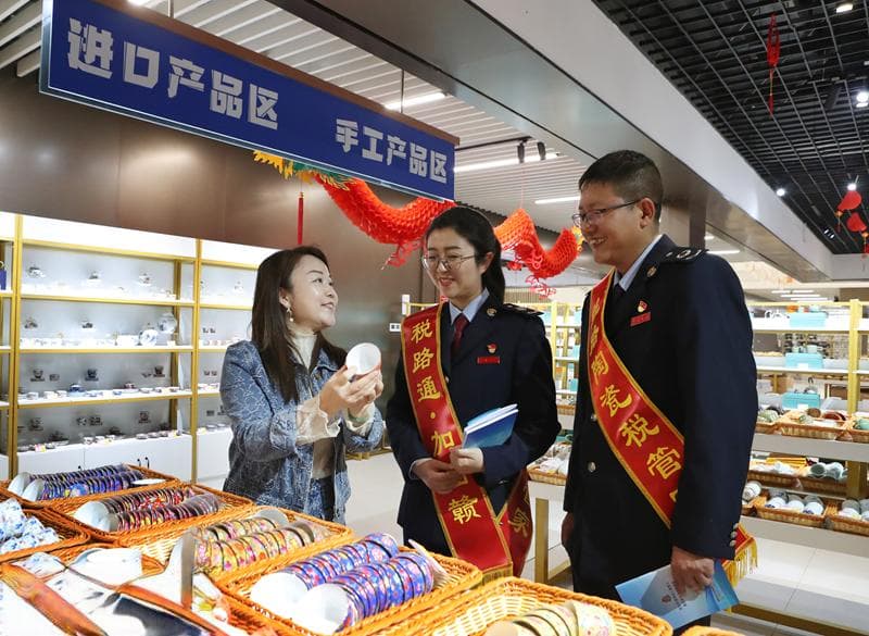 江西景德镇：瓷越千年 “税路通”助力“青花”出海