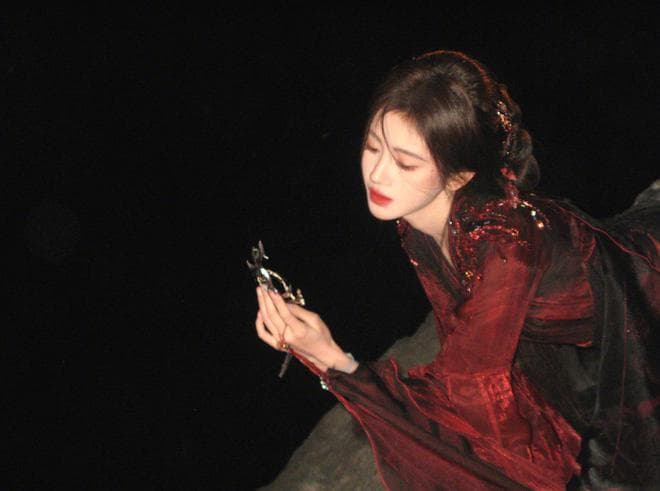 鞠婧祎自立门户成鞠总，出道十年零绯闻，30岁的她开启事业新篇章