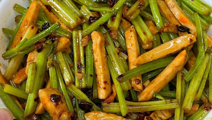 5分钟家常菜！简单又好吃的芹菜炒香干～