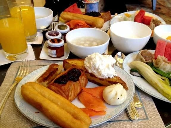 东北人的早餐“丰富多彩”，15种主食任选，不胖三圈不出门